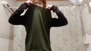 Chico caliente se corre en el piso del baño