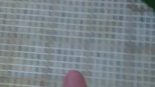 ME BAÑO Y MI VERGA CON UNA LIGA EYACULA RICO