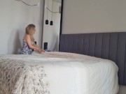 gostosa arrumando a cama loira delicia 13/16