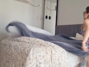 gostosa arrumando a cama loira delicia 3/16