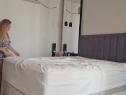 gostosa arrumando a cama loira delicia 6/16