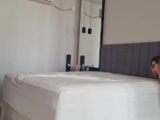 gostosa arrumando a cama loira delicia