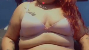 Gorda mexicana bbw tatuada, desnuda se toca y se moja para ti.