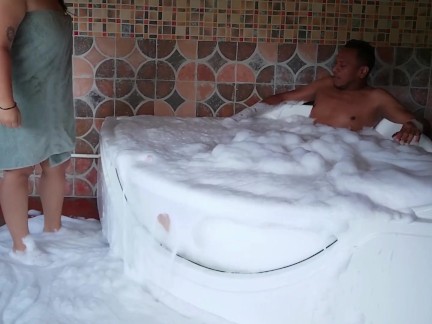 QUE CACHONDA SE PUSO MI HIJASTRA, ME LA COJO EN EL JACUZZI Y ME VENGO EN SUS ENORMES TETAS 1 PARTE