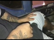 le practico rico sexo oral al enano que va adelante mío en la buseta, me convence de follar en baño