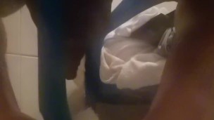 Gay pasivo en la regadera se mete cualquier cosa en el culo