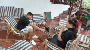 MI CUÑADO SE QUEDA DESCANSANDO Y YO APROVECHO PARA CHUPARLE ESA VERGA TAN RICA Y LUEGO COGER 1 parte