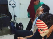 Follo con la hermana de mi amigo mientras el juega en su celular 1/16