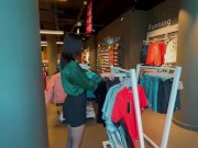 Продавец консультант схватила меня за хуй и трахнула в примерочной / Публичный секс - Eva Soda 1/16