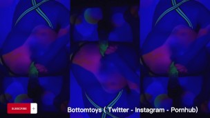 Gode anal XXL de sinnovator dans un monde fluo avec la fuckmachine