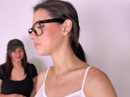 CONVENZO A LA REPARTIDORA PARA QUE SE DEJE COGER MUY RICO... ÁMBAR PRADA Y JENIFER PLAY