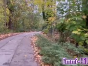 18 jähriges Teen Mädchen Pisst im Wald 1/16