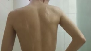 Chico lindo se la jala en la ducha