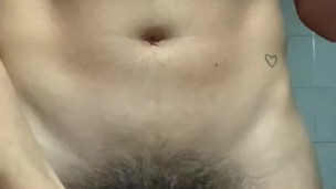 Latin chico masturbandose en el baño hasta acabar