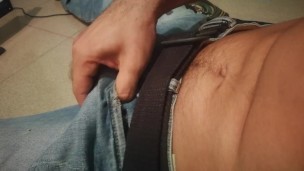 Cara jovem toca sua coisa-Young guy fingers his thing