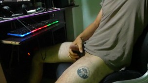 Sesión de masturbación (paja) con aceite, me corro y sale mucho semen