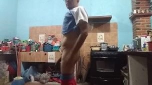 HOMBRE AGITANDO SU PENE ABULTADO EN LA COCINA