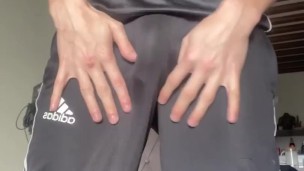 Nach dem Fußball Training, spiele ich mit meiner dreckigen Sporthose!