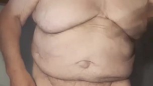 Vieil-Homme se frappe tout seul, tous nus devant la caméra.