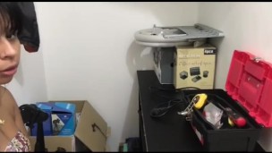 la inocente de mi empleada mientras hace aseo se empieza a tocar así que entro y le doy su follada