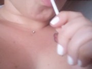 LATINA JUGANDO CON SU VAGINA Y UN CHUPETE