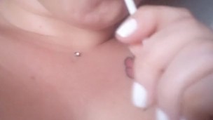 LATINA JUGANDO CON SU VAGINA Y UN CHUPETE