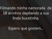 Filmando minha namorada de 18 aninhos depilando sua linda bucetinha. 1/16