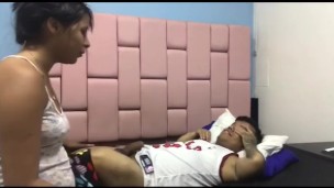 mi hermanastro no se siente bien tiene mucha calentura lo voy a desnudar y lo voy a bañar