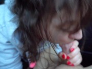 Mała brunetka bawi się dużym kutasem w aucie 11/16