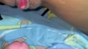 Me encanta sentir como me hunden la leche después de venirse dentro de mi vagina cremosa en cuatro