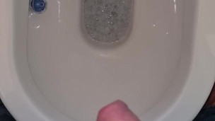 I fucked an alien and now my piss is flourescent yellow!!👽