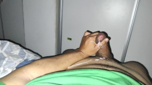 Me masturbo hasta correrme rico