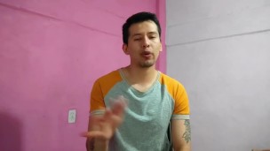 Fui por primera vez a unas cabinas ! y termine cogiendo con mi amigo el dotado mientras nos espiaban