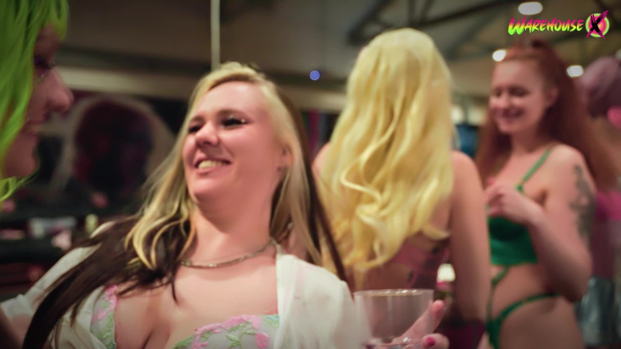 Lesbian Orgy at Warehouse-X with AnjaAmelia from Germany - 無料セックスビデオ - RedTube