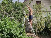 I like to work in the garden 2/16