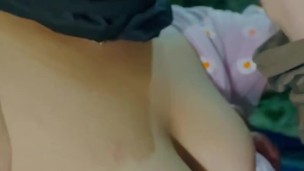 Stepsister e stepbrother em um beijo tórrido e sensual