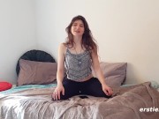 Ersties - 23 Jahre alte Josie squirtet beim masturbieren 12/16