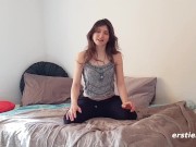 Ersties - 23 Jahre alte Josie squirtet beim masturbieren 5/16