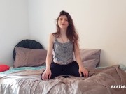 Ersties - 23 Jahre alte Josie squirtet beim masturbieren 8/16