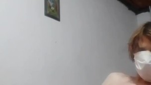 Cumming sustiene una gran polla con la mano