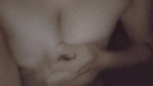 Teniendo una noche caliente para mí presumiendo mis tetas naturales