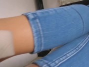 Tremendo culo de esta!! En jeans de mezclilla y tenis puma blancos 2/16