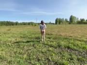 Рискованный секс с красоткой. Трахнул в лесу у машины и кончил на жопу 9/16