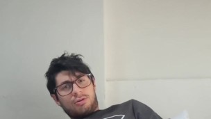 Twink che lavora di mano pronto per sborrare (AMATORIALE ITALIANO)