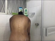 Mi hermanastra hace una videollamada cuando es hora de bañarse, esta muy caliente 10/16