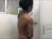 Mi hermanastra hace una videollamada cuando es hora de bañarse, esta muy caliente 15/16