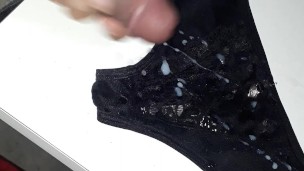 Me masturbo sobre la ropa interior de mi madrastra mientras miro porno