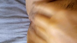 Despierta caliente y se masturba 🔥