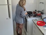 LOIRA DE LINGERIE NA COZINHA 13/16