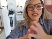 LOIRA DE LINGERIE NA COZINHA 2/16